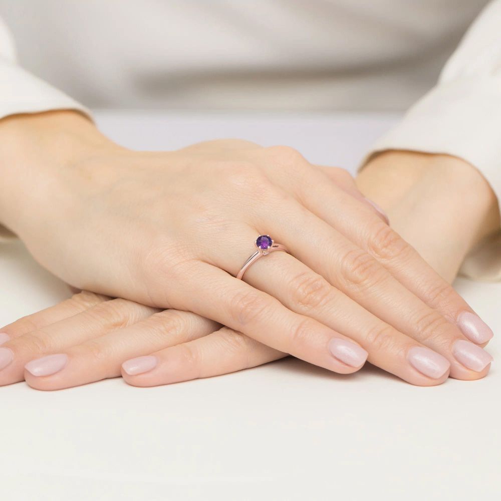 Pierścionek z ametystem 0,50 ct i brylantami, różowe złoto 585, zdjęcie na dłoni