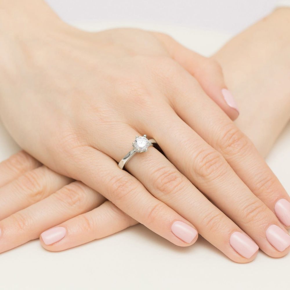 Pierścionek zaręczynowy z brylantem 1,00 ct, białe złoto 585, zdjęcie na dłoni
