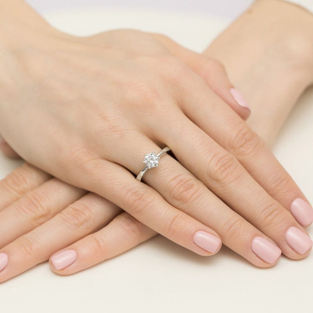 Pierścionek z diamentem laboratoryjnym 0,70 ct, białe złoto 585, zdjęcie na dłoni