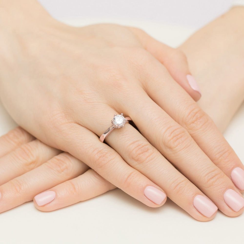 Pierścionek zaręczynowy z brylantem 1,00 ct, różowe złoto 585, zdjęcie na dłoni