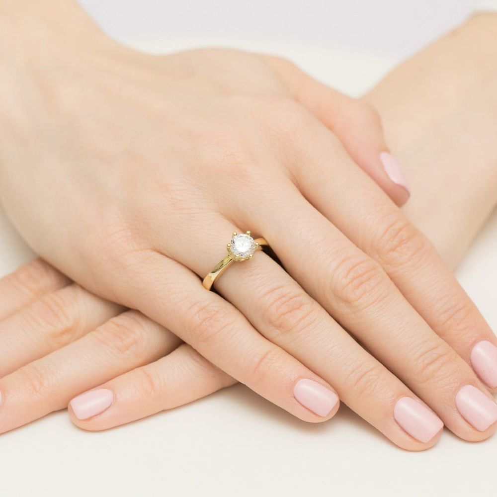 Pierścionek zaręczynowy z brylantem 1,00 ct, żółte złoto 585, zdjęcie na dłoni