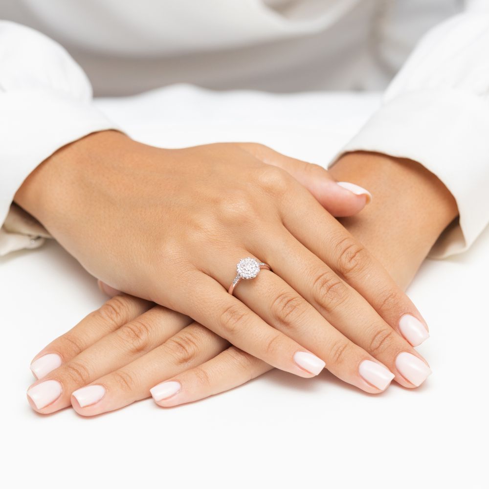 Pierścionek z brylantami 0,23 ct, różowe złoto 585, zdjęcie na dłoni