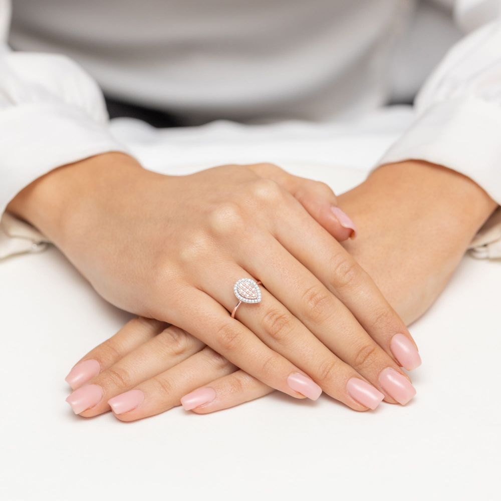 Pierścionek z brylantami 0,22 ct, różowe złoto 585, zdjęcie na dłoni