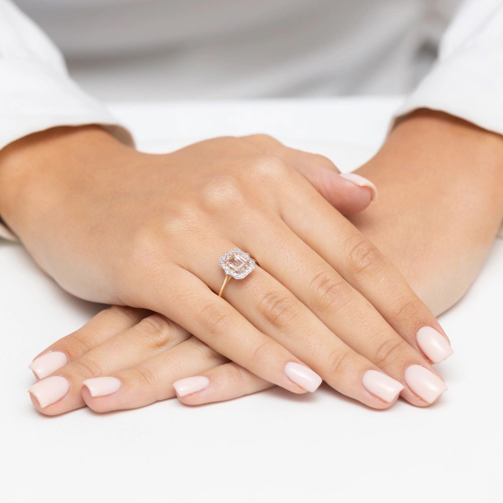 Pierścionek z morganitem 1,00 ct i brylantami, żółte złoto 585, zdjęcie na dłoni