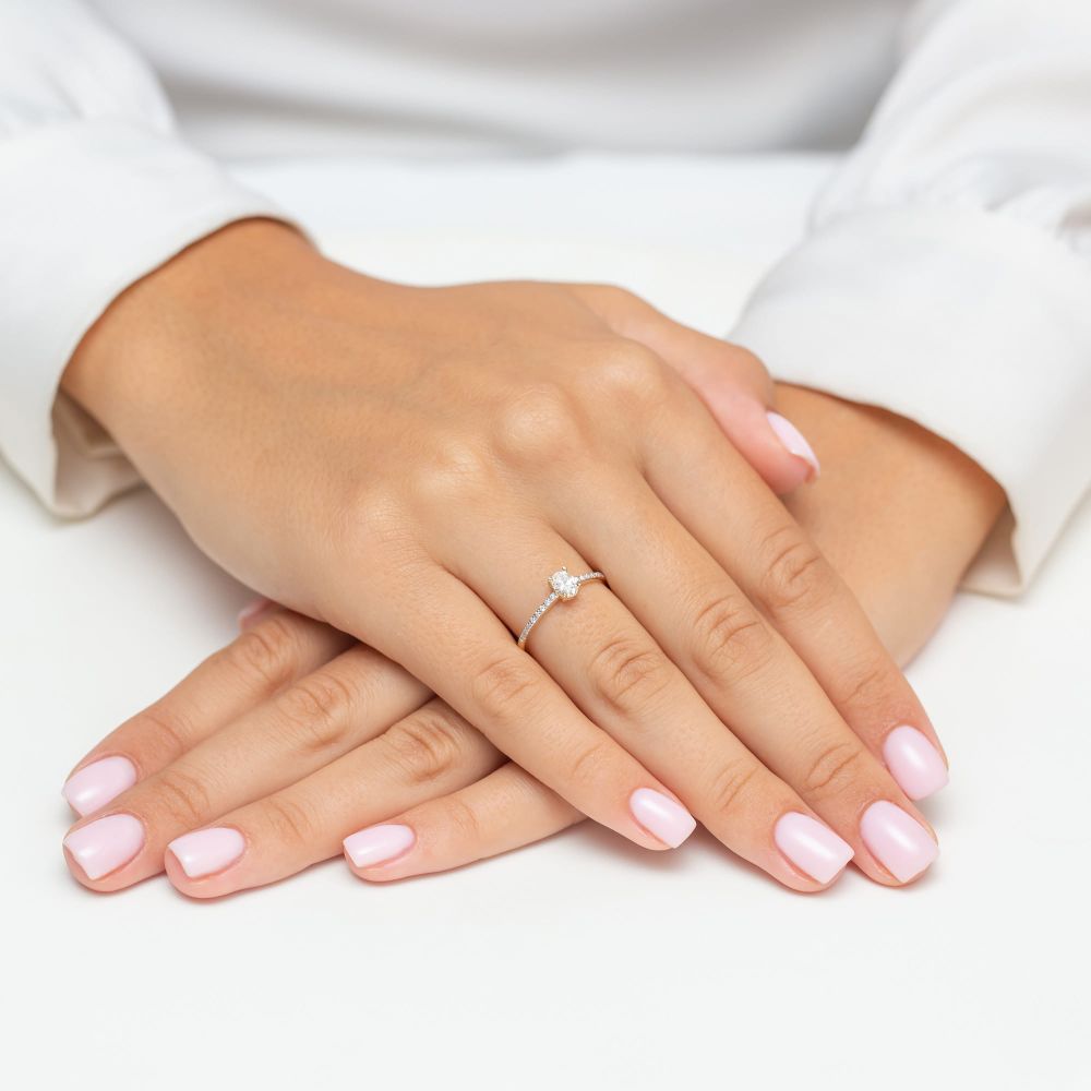 Pierścionek z brylantami 0,38 ct, żółte złoto 585, zdjęcie na dłoni