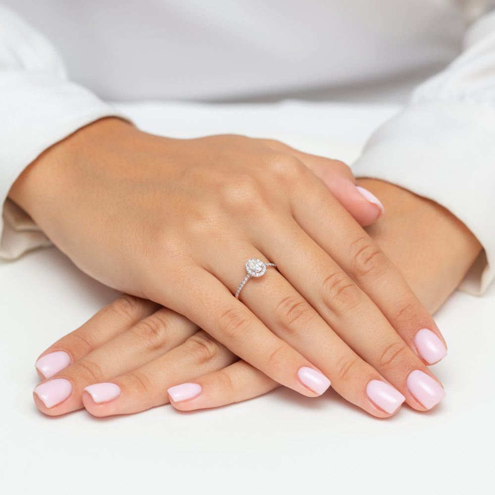 Pierścionek z brylantami 0,47 ct, różowe złoto 585, zdjęcie na dłoni