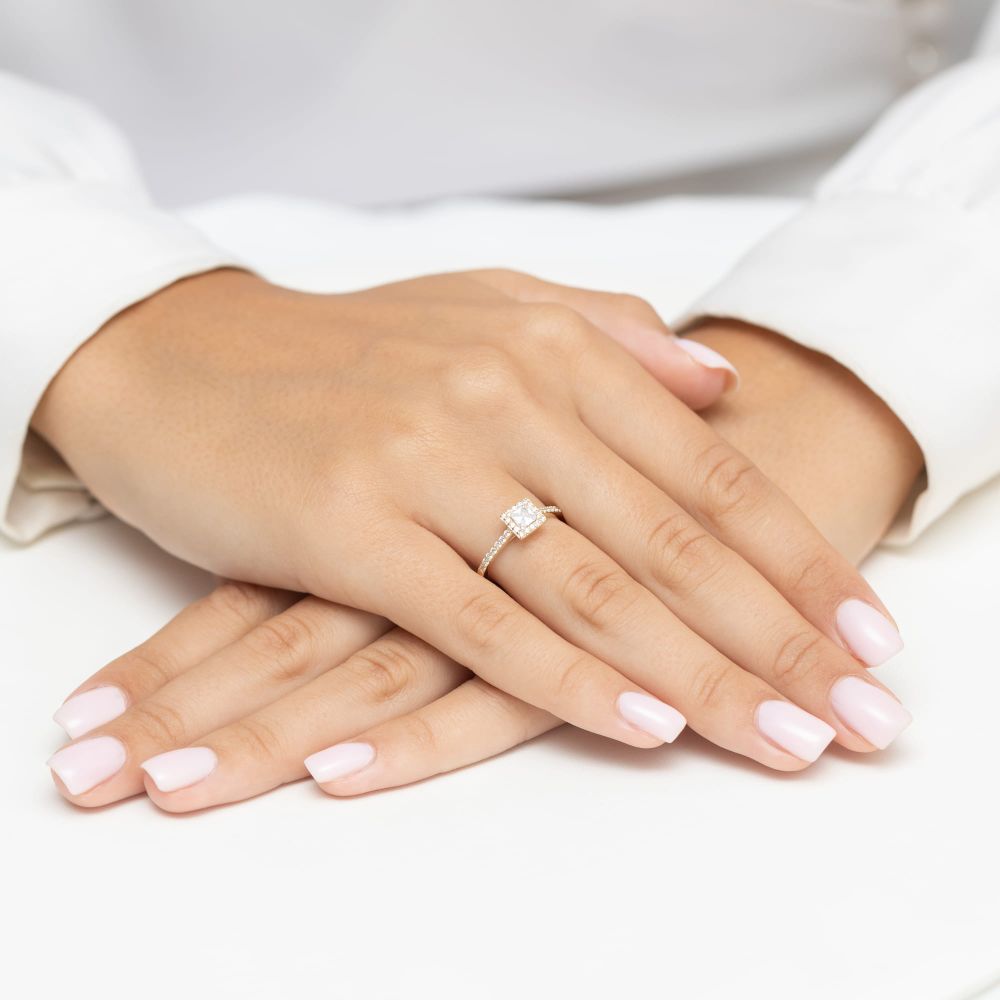 Pierścionek z brylantami 0,50 ct, żółte złoto 585, zdjęcie na dłoni