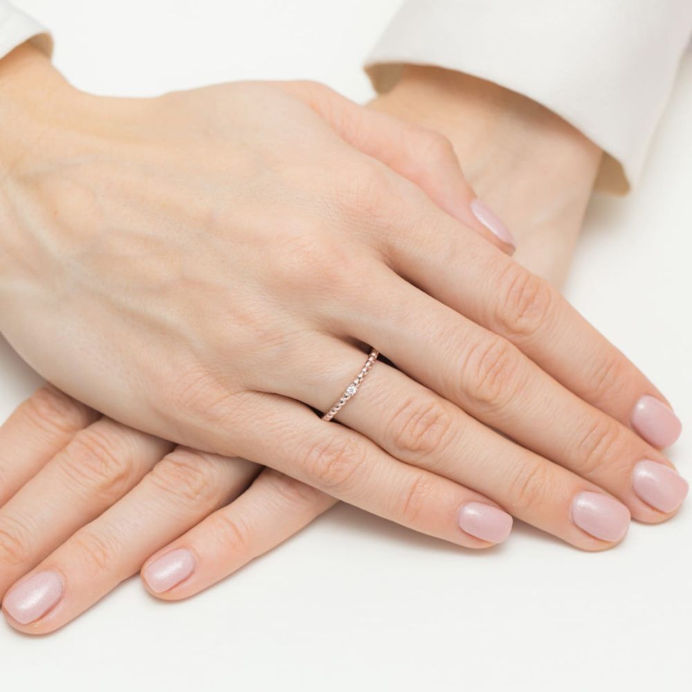 Pierścionek zaręczynowy z brylantem 0,02 ct, różowe złoto 585, zdjęcie na dłoni