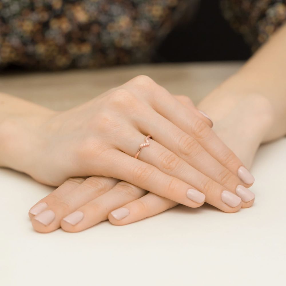 Pierścionek z brylantami 0,04 ct, różowe złoto 585, zdjęcie na dłoni