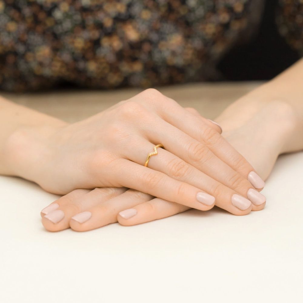 Pierścionek z brylantami 0,04 ct, żółte złoto 585, zdjęcie na dłoni