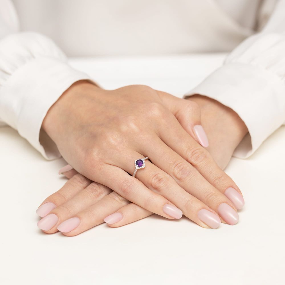 Pierścionek z ametystem 0,50 ct i brylantami, żółte złoto 585, zdjęcie na dłoni