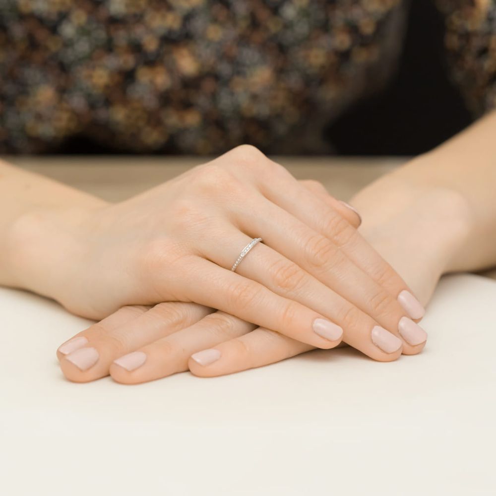 Pierścionek z brylantami 0,04 ct, białe złoto 585, zdjęcie na dłoni