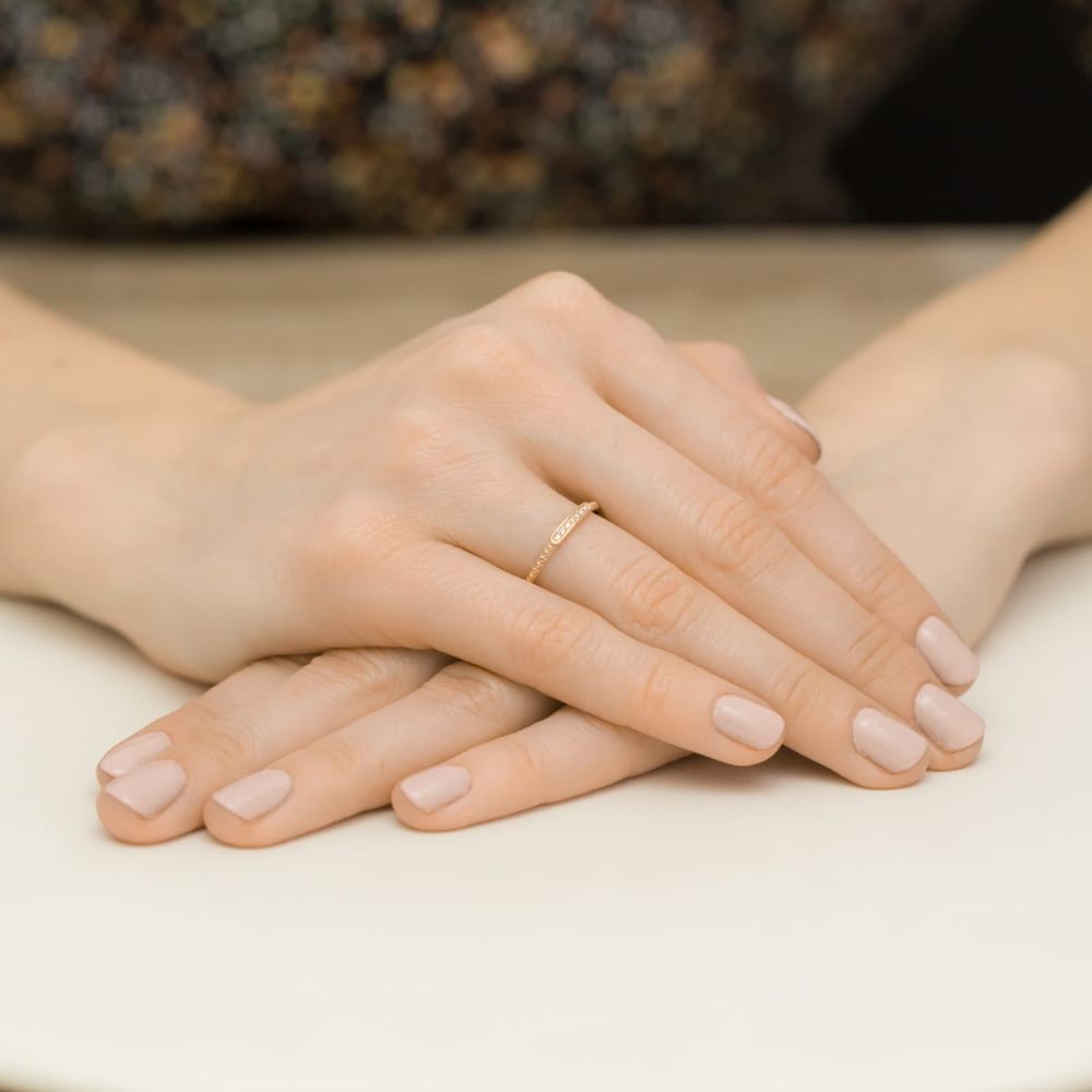 Pierścionek z brylantami 0,04 ct, różowe złoto 585, zdjęcie na dłoni