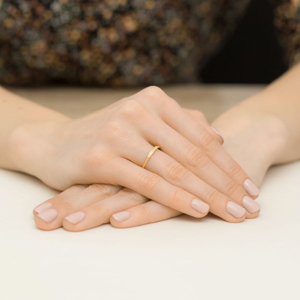 Pierścionek z brylantami 0,04 ct, żółte złoto 585, zdjęcie na dłoni