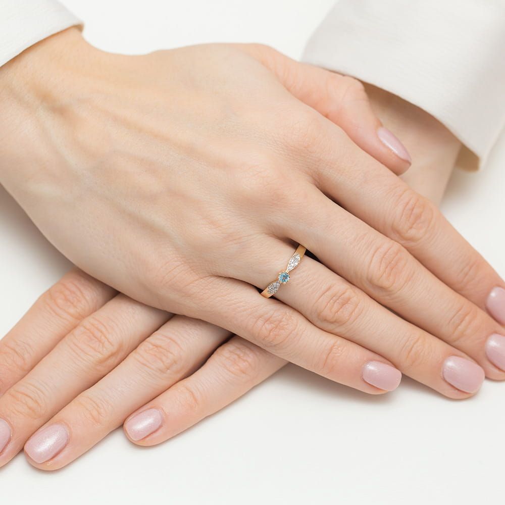 Pierścionek z topazem Swiss Blue 0,15 ct i brylantami, białe złoto 585, zdjęcie na dłoni