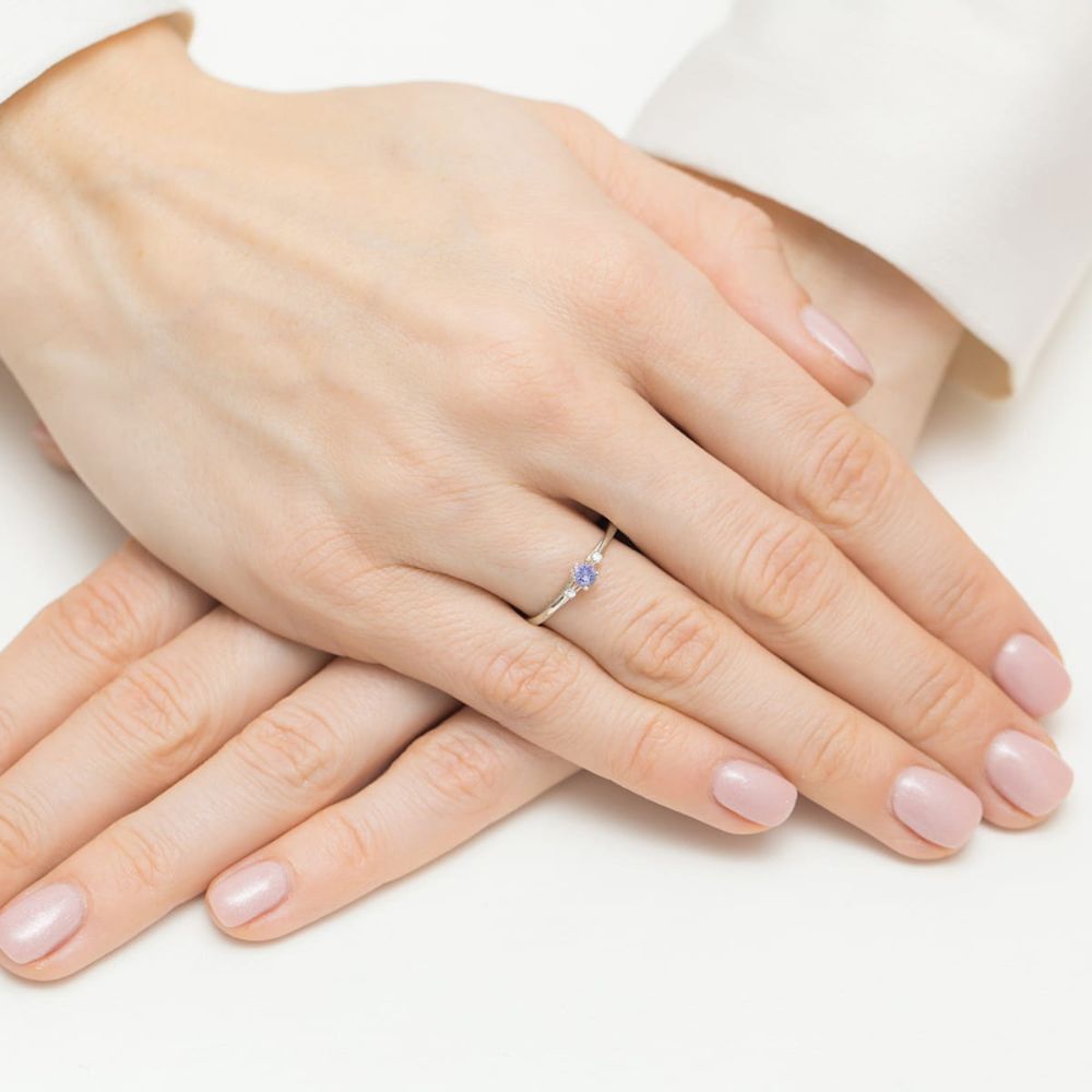 Pierścionek z tanzanitem 0,15 ct i brylantami, białe złoto 585, zdjęcie na dłoni