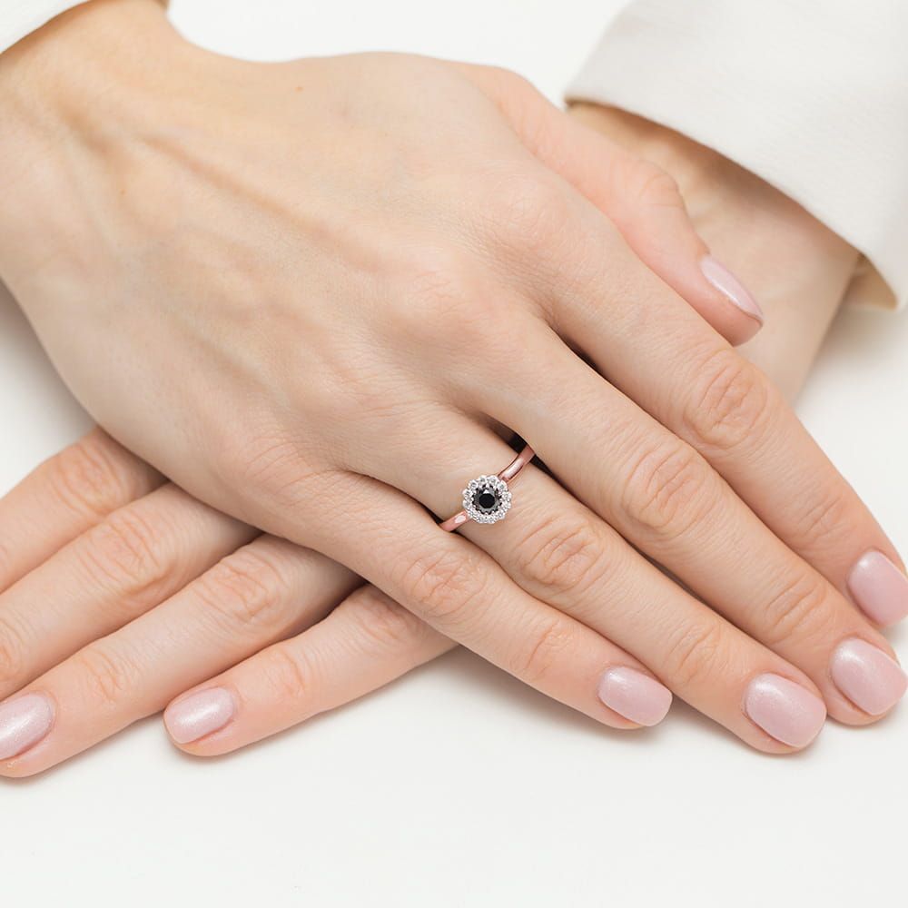 Pierścionek z czarnym diamentem 0,50 ct i brylantami, różowe złoto 585, zdjęcie na dłoni