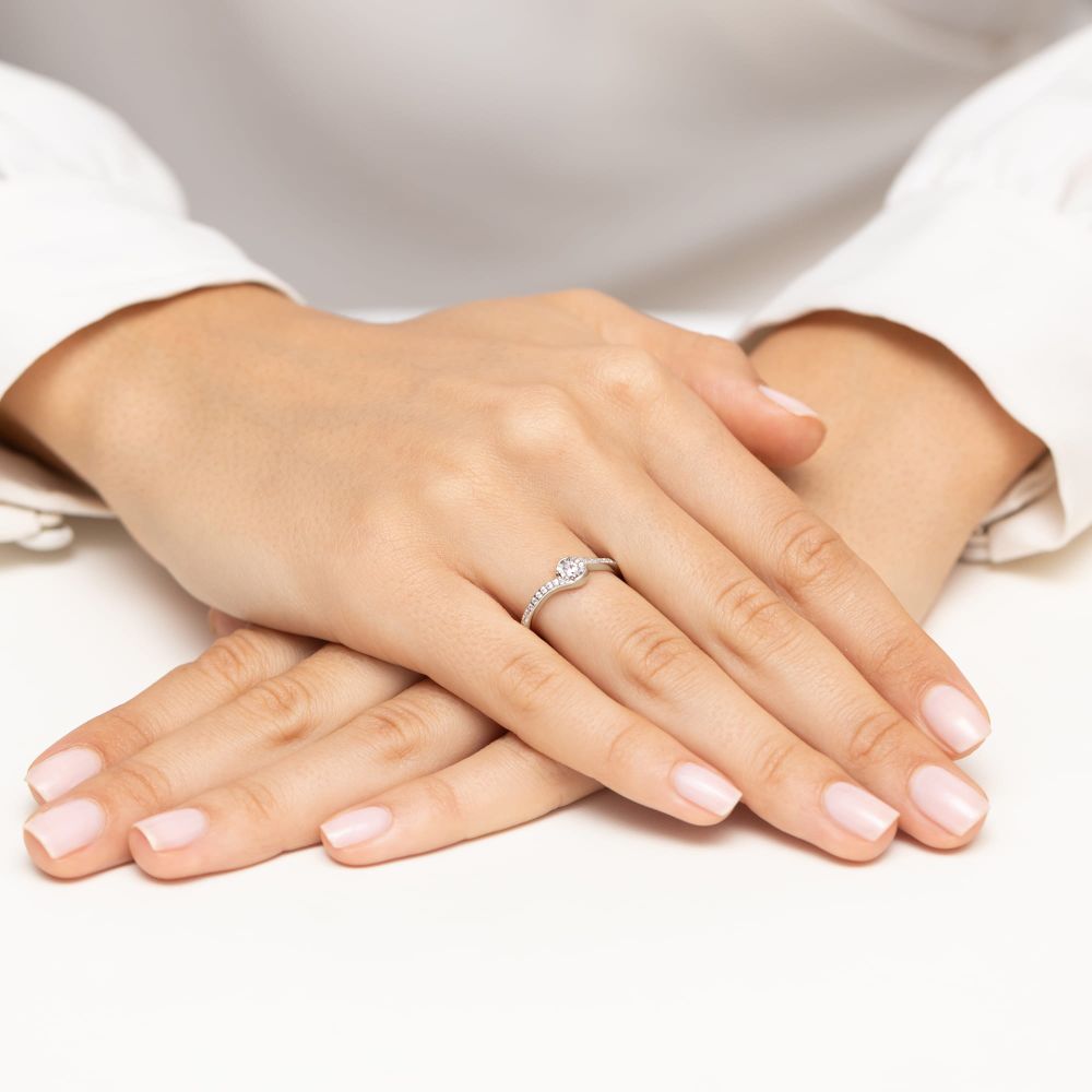Pierścionek z brylantami 0,16 ct, białe złoto 585, zdjęcie na dłoni