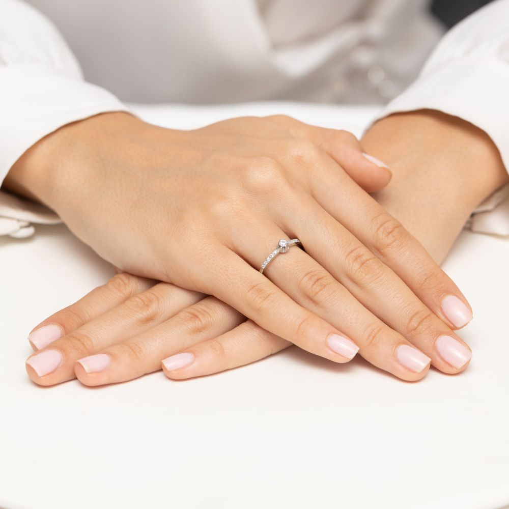 Pierścionek z brylantami 0,17 ct, białe złoto 585, zdjęcie na dłoni