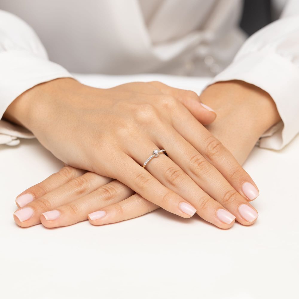 Pierścionek z brylantami 0,17 ct, żółte złoto 585, zdjęcie na dłoni