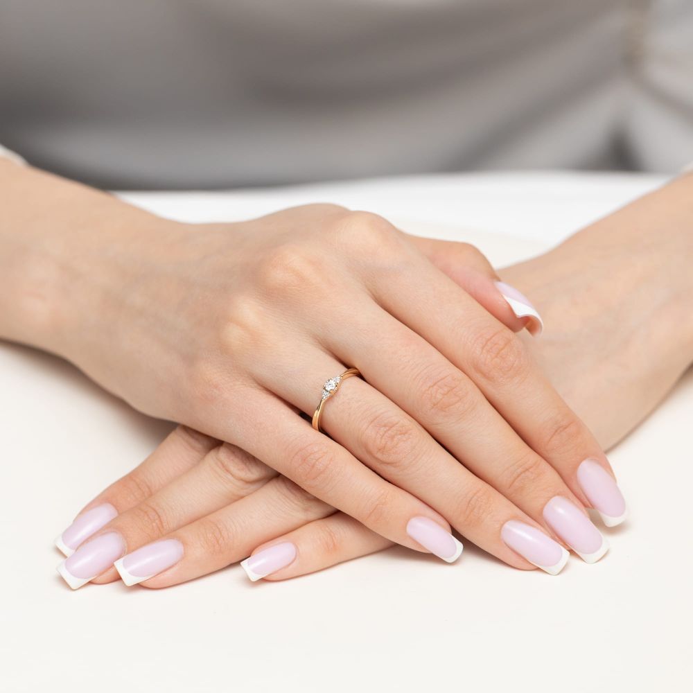 Pierścionek z brylantami 0,04 ct, żółte złoto 585, zdjęcie na dłoni