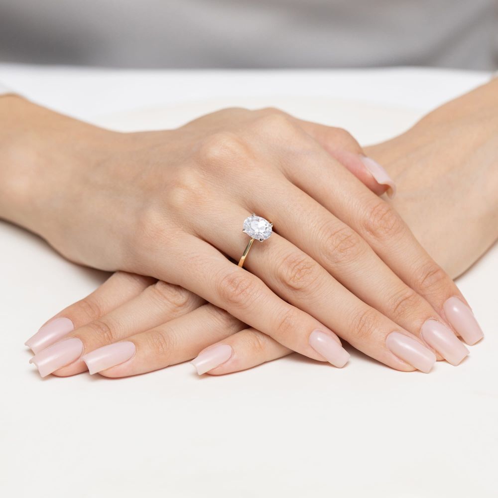 Pierścionek z diamentem laboratoryjnym 2,00 ct, żółte złoto 585, zdjęcie na dłoni