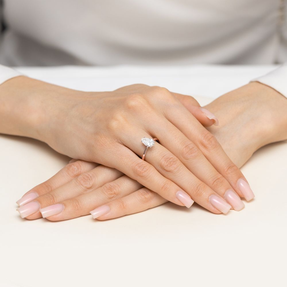 Pierścionek z diamentem laboratoryjnym 1,50 ct, różowe złoto 585, zdjęcie na dłoni