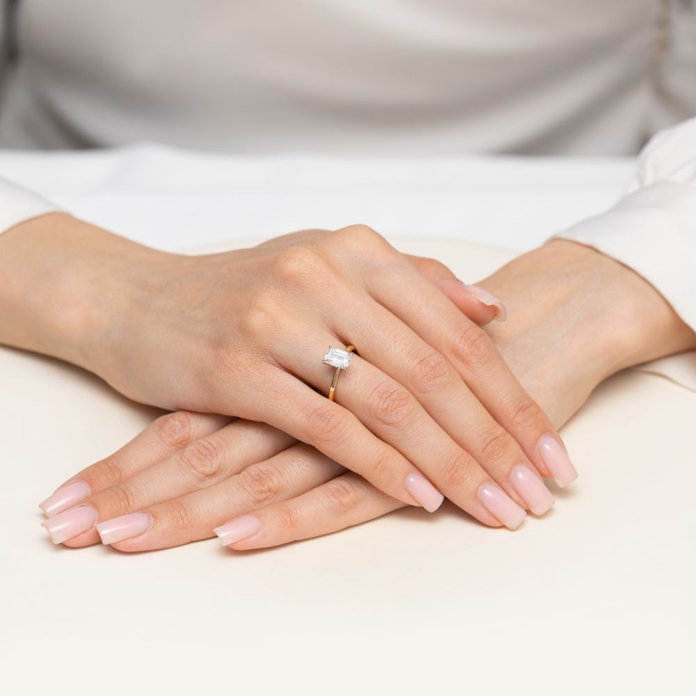Pierścionek z diamentem laboratoryjnym 1,50 ct, żółte złoto 585, zdjęcie na dłoni
