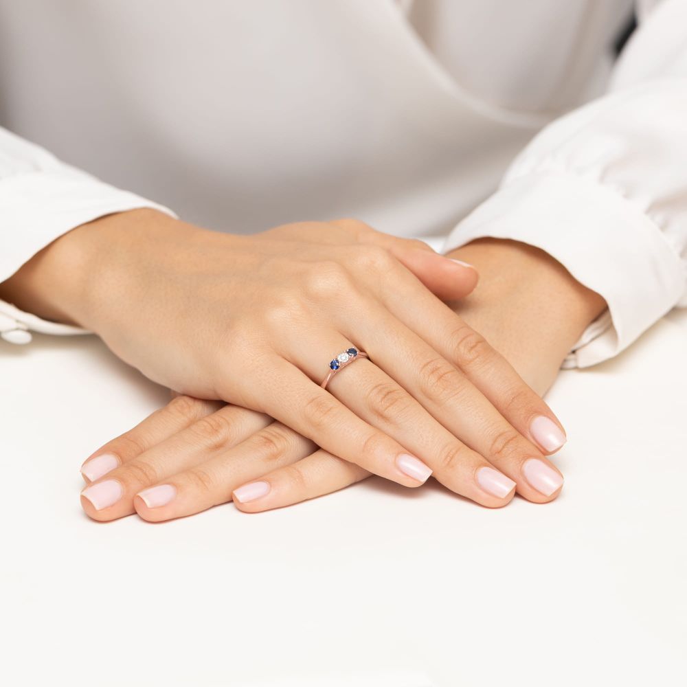 Pierścionek z brylantami 0,33 ct, różowe złoto 585, zdjęcie na dłoni