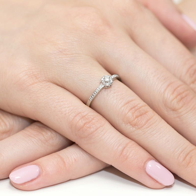 Pierścionek z brylantami 0,09 ct, białe złoto 585, zdjęcie na dłoni