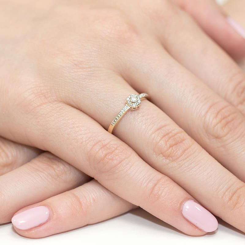 Pierścionek z brylantami 0,09 ct, żółte złoto 585, zdjęcie na dłoni