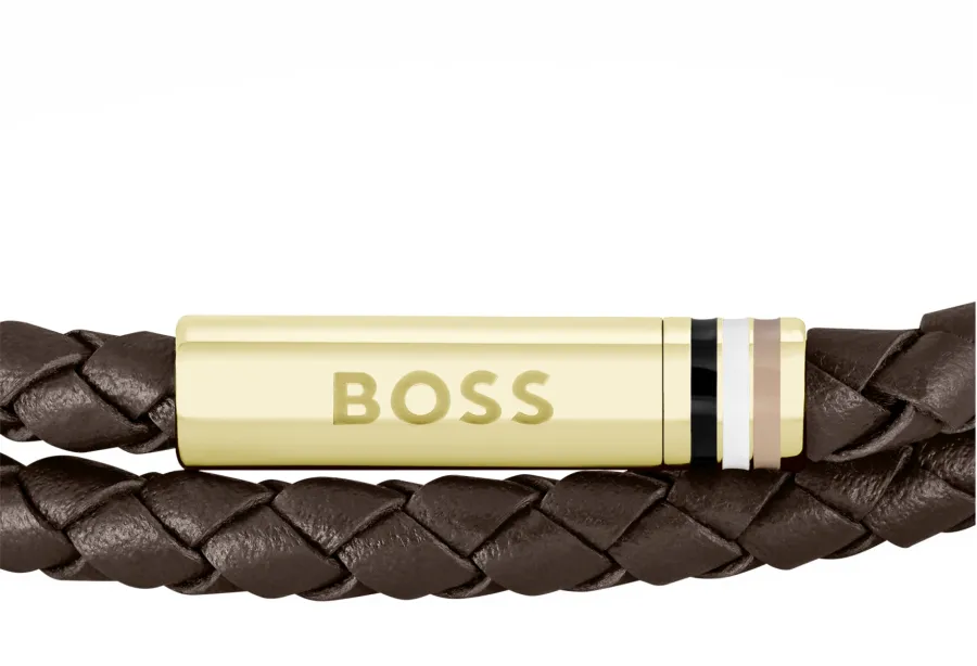 Bransoletka BOSS Ares 1580670M brązowa – detal złotego elementu z logo BOSS