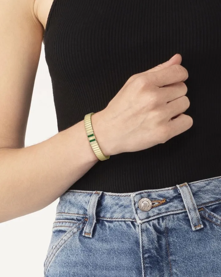 Bransoletka Lacoste Courtline 2040657 złota – na nadgarstku