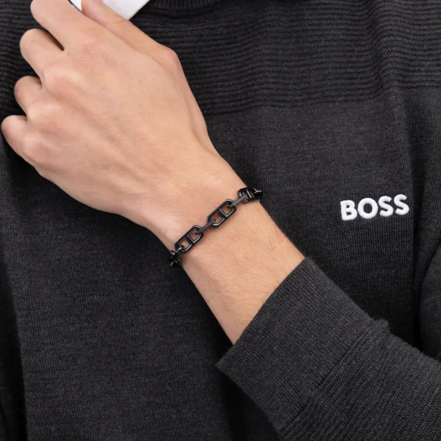Bransoletka BOSS Kode Chain 1580728M czarna – zbliżenie na masywne ogniwa