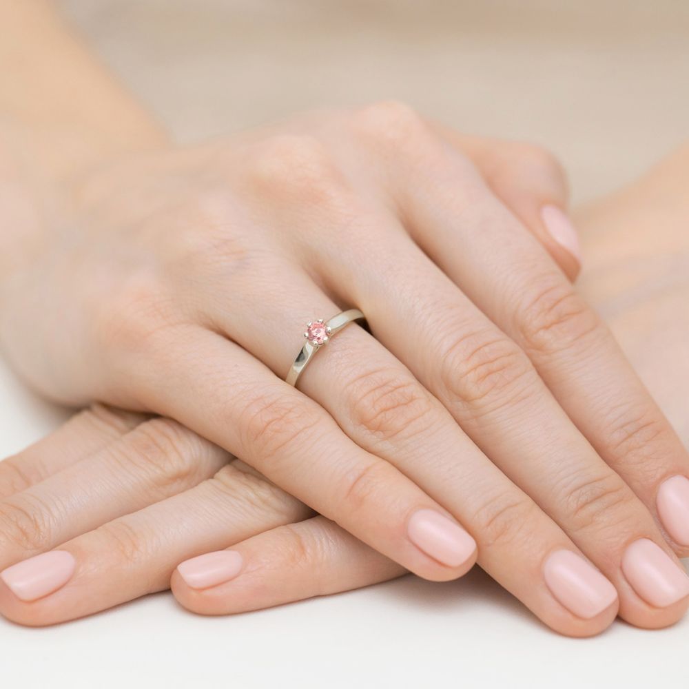 Pierścionek z różowym diamentem laboratoryjnym 0,30 ct, białe złoto 585, zdjęcie na dłoni