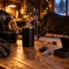 Prezent dla motocyklisty na zimę – kask, kubek termiczny i brelok z grawerem w etui na warsztacie w garażu
