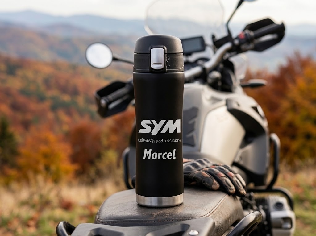 Kubek termiczny z grawerem SYM – prezent dla motocyklisty