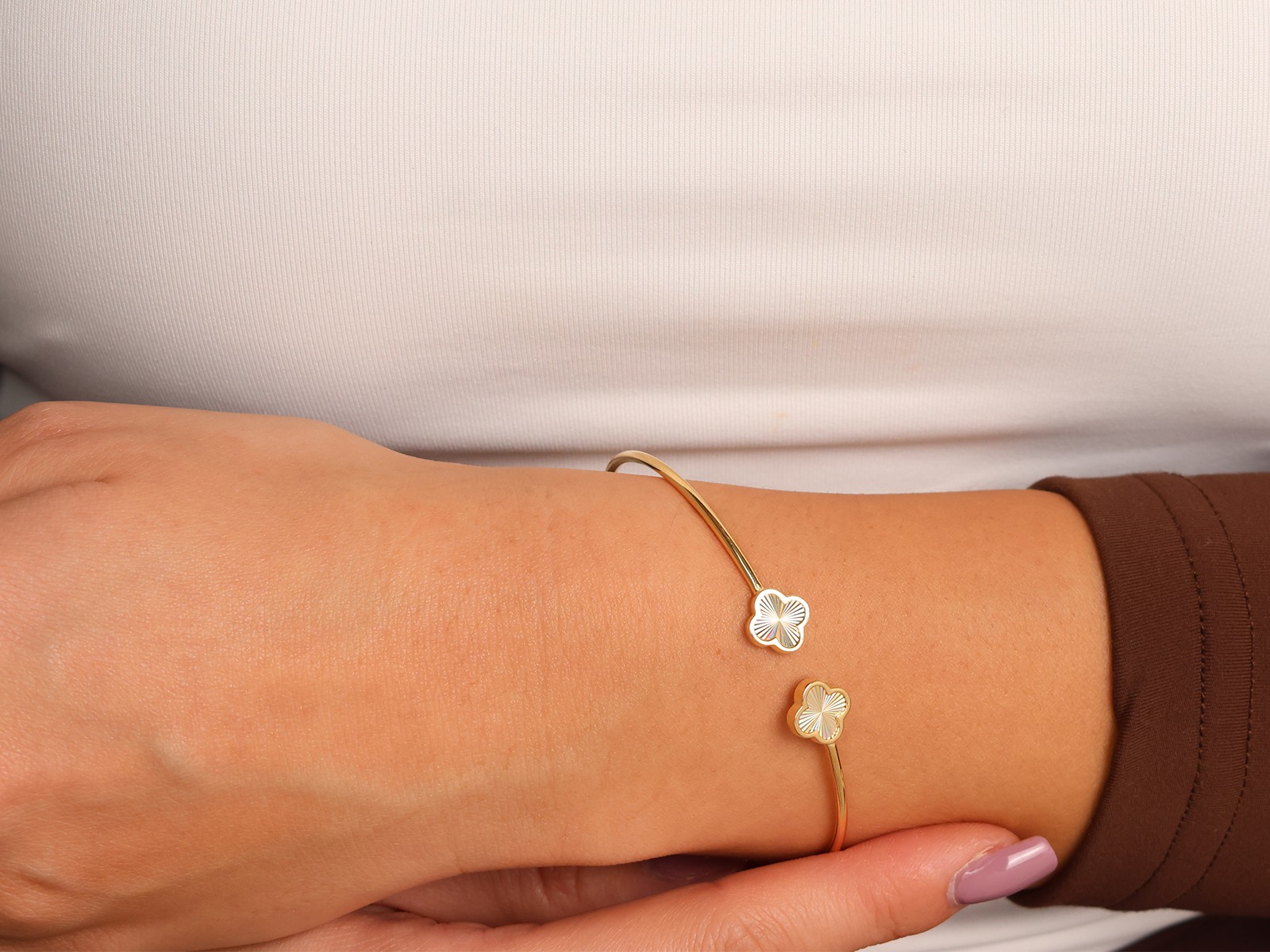 Bransoletka złota sztywna bangle z modnymi kwiatkami próba 585 – złoto próby 585 | Infinnity