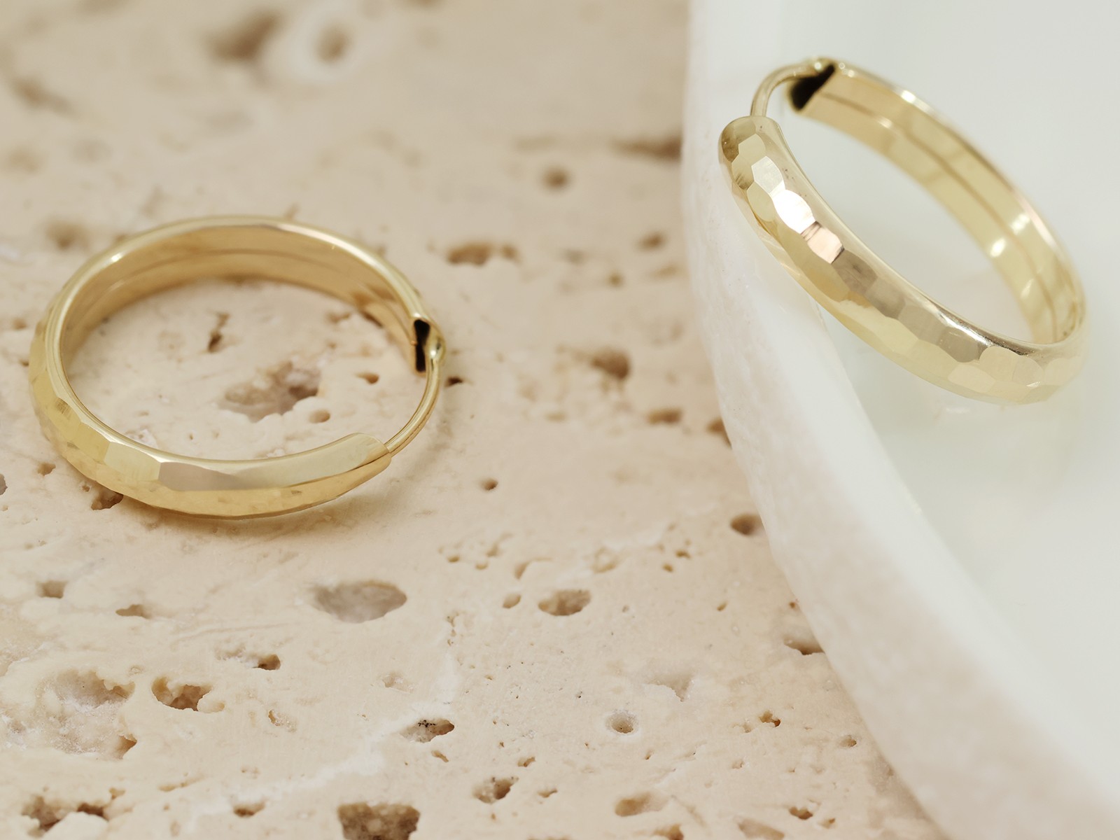 Kolczyki złote kółka błyszczące zdobione 16mm próba 585 – złoto próby 585, 0,90 g | Infinnity
