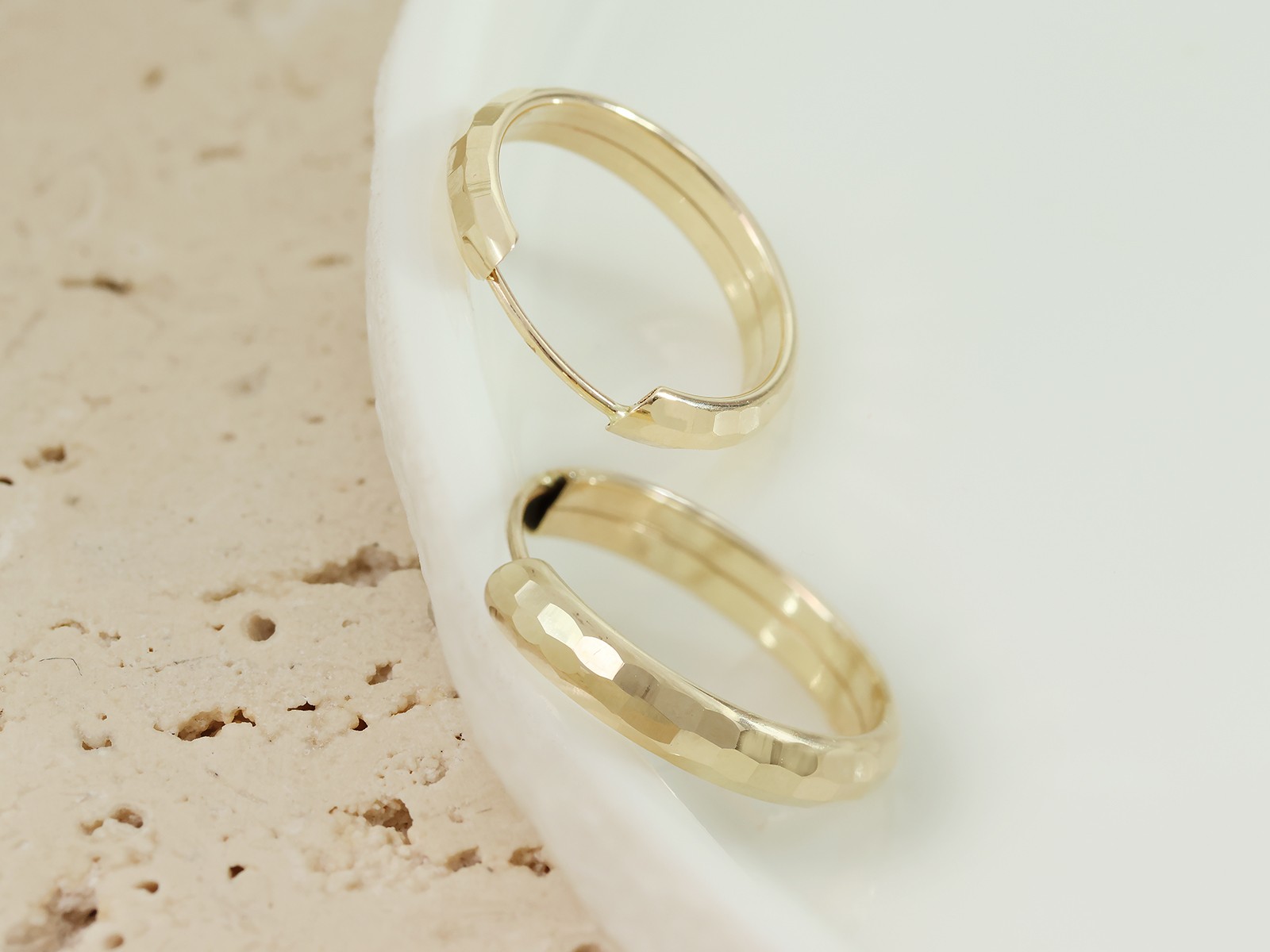 Kolczyki złote kółka błyszczące zdobione 16mm próba 585 – złoto próby 585, 0,90 g | Infinnity