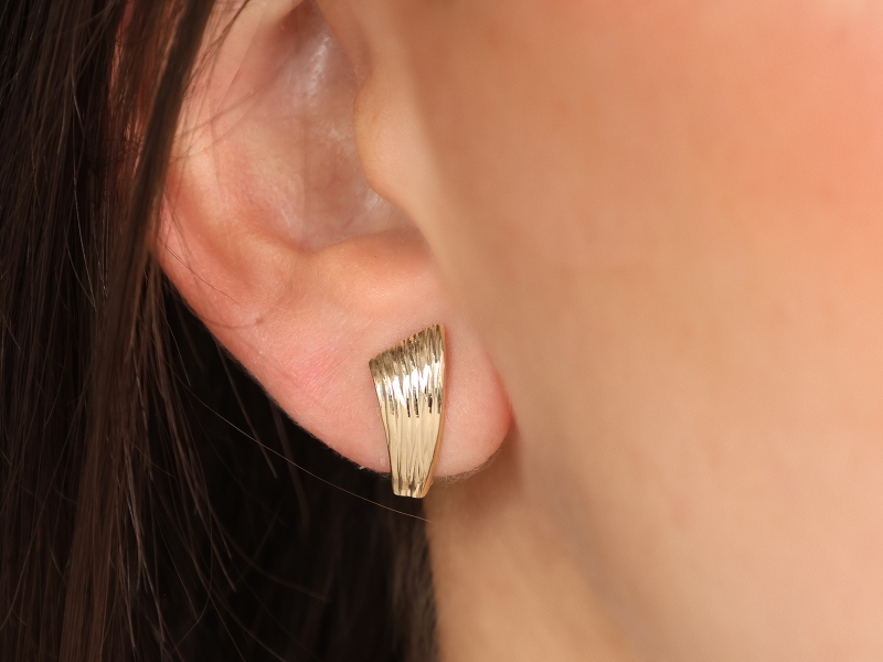 Złote diamentowane kolczyki na angielskim zapięciu próba 375 – złoto próby 375, 1,15 g | Infinnity