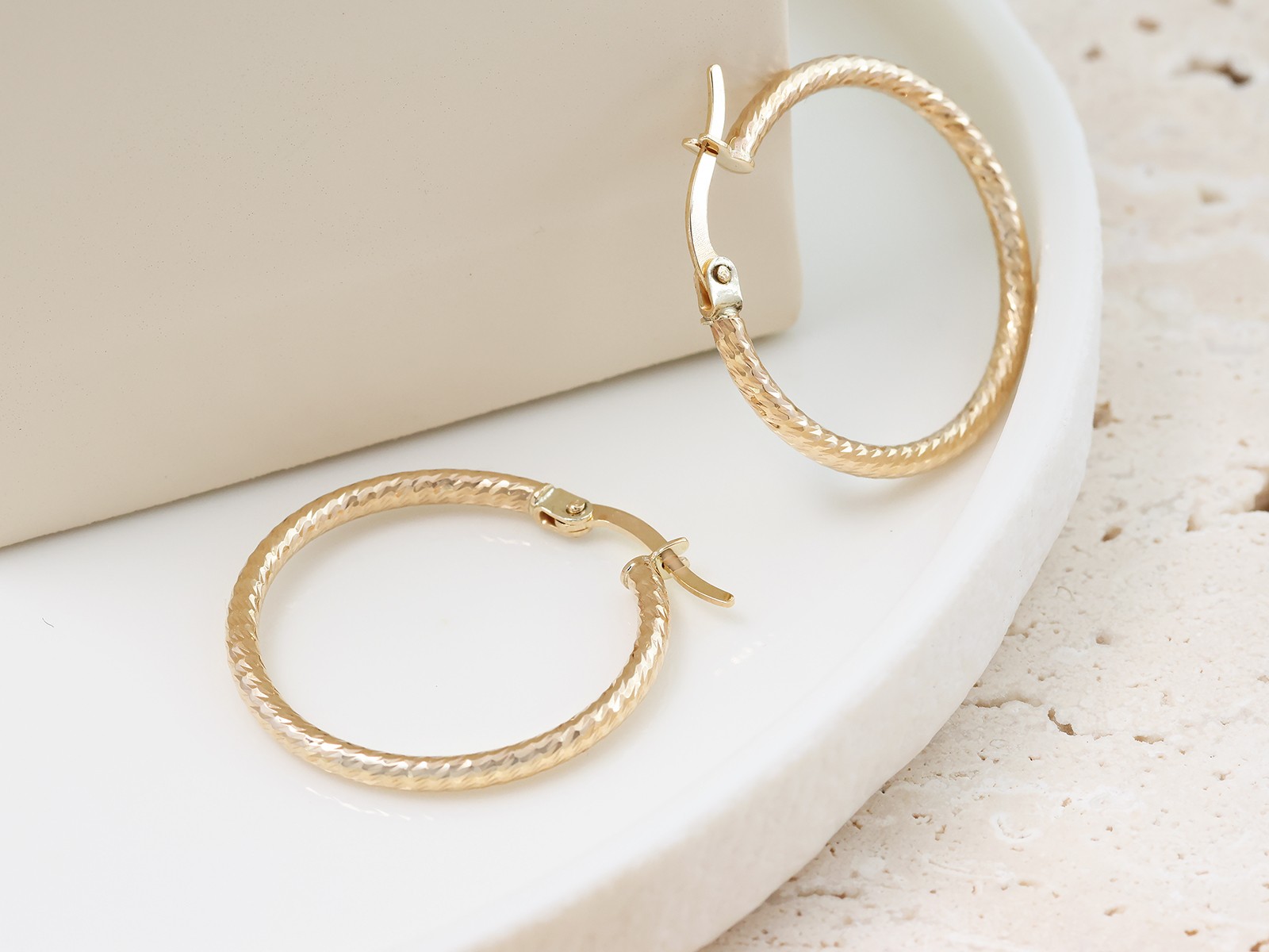 Złote kolczyki błyszczące koła 26mm próba 375 – złoto próby 375, 1,18 g | Infinnity