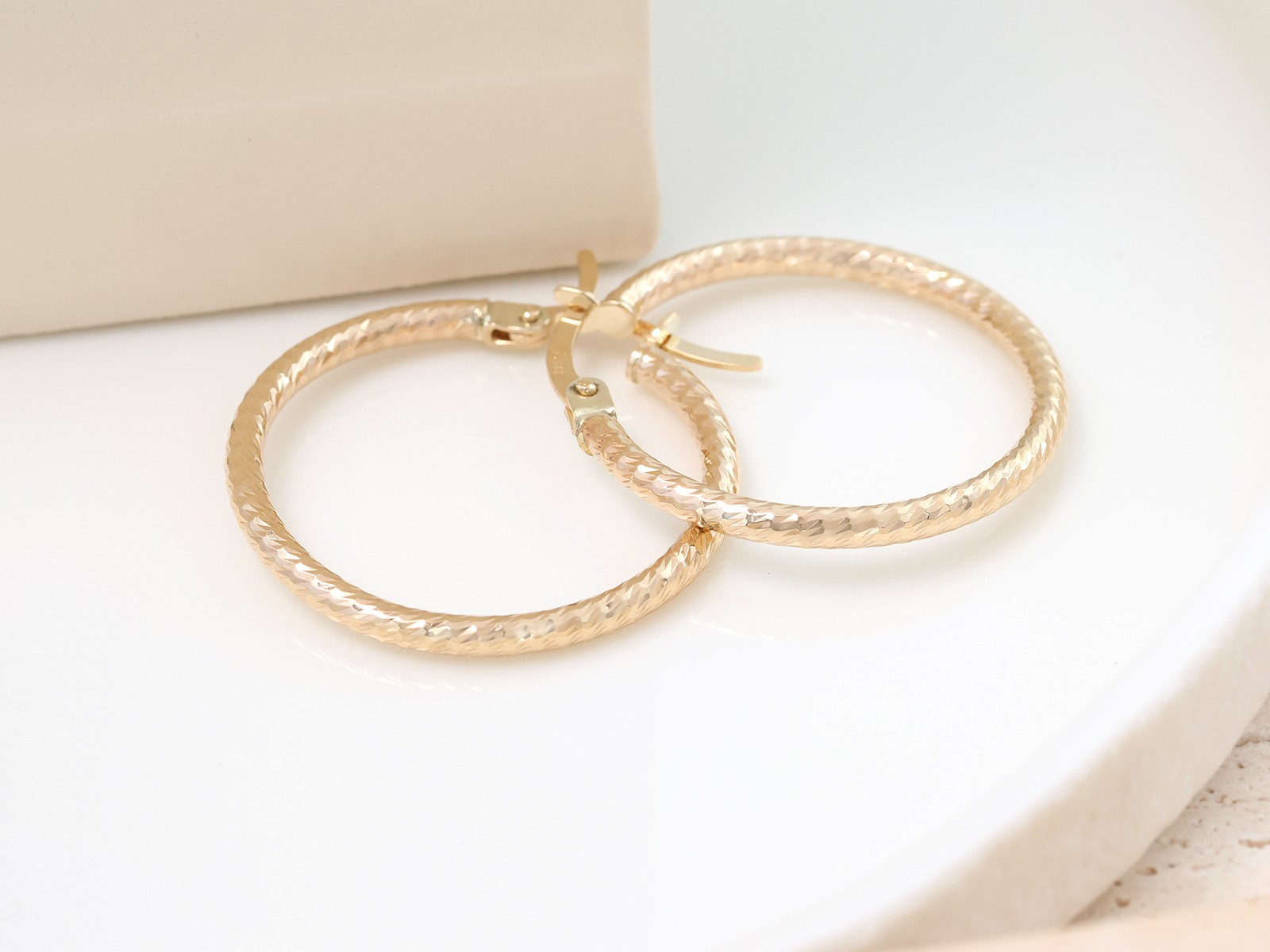 Złote kolczyki błyszczące koła 26mm próba 375 – złoto próby 375, 1,18 g | Infinnity
