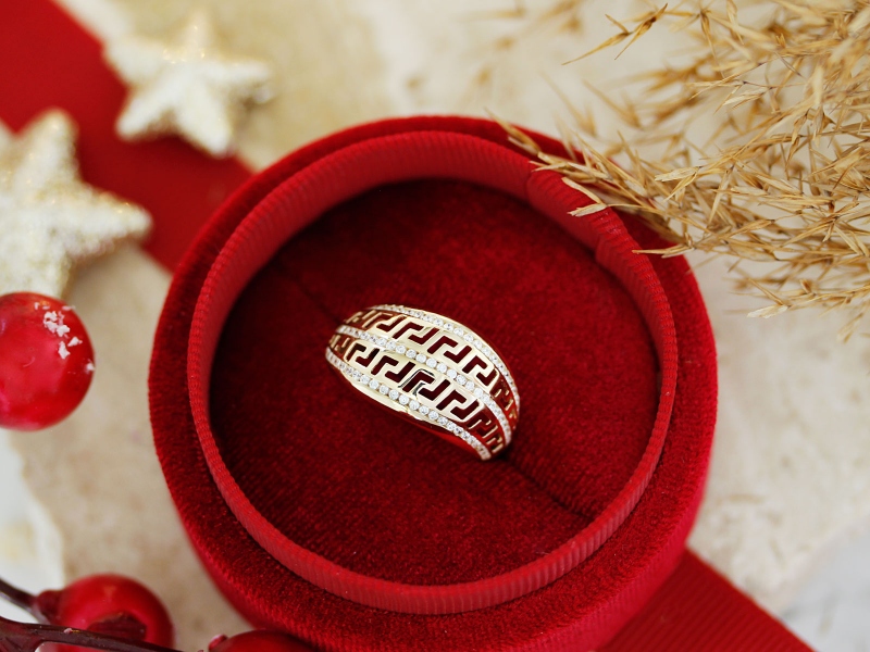 Pierścionek złoty z wycinanym wzorem greckim z cyrkoniami próba 585 – złoto próby 585 | Infinnity
