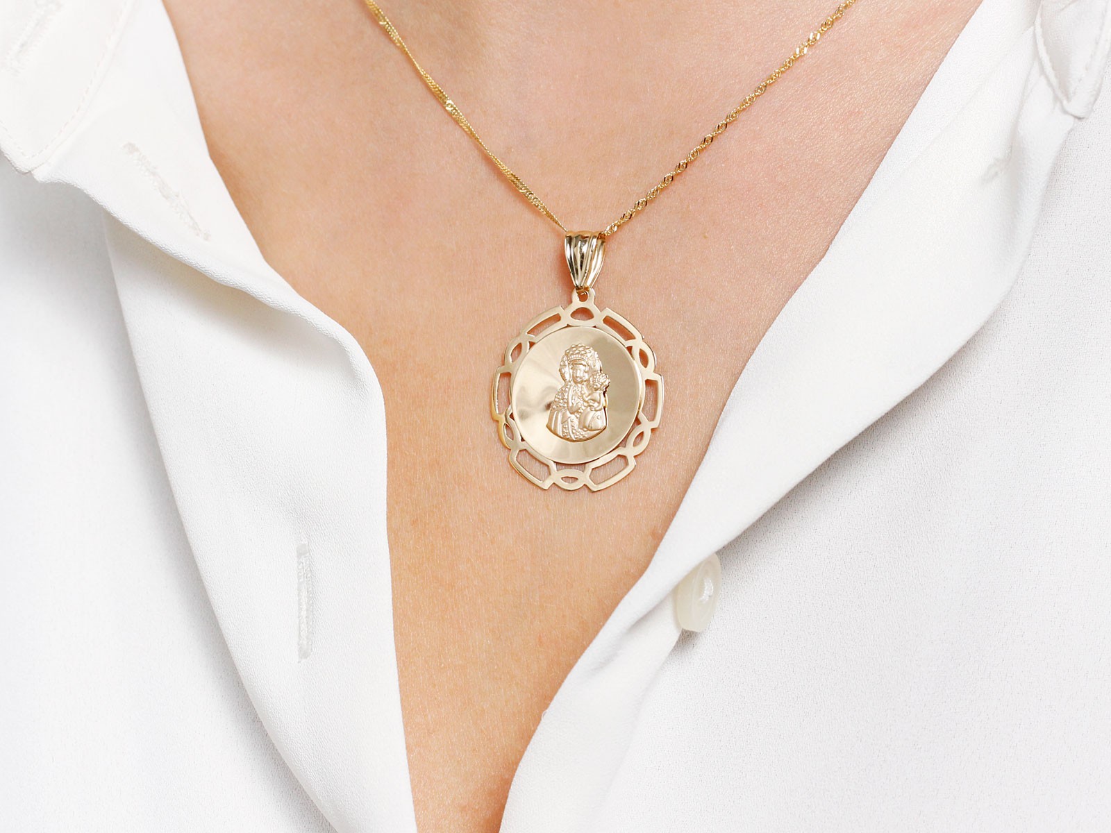 Duży złoty medalik okrągły z satynowaną Matką Boską Częstoc próba 585 – złoto próby 585, 2,17 g | Infinnity